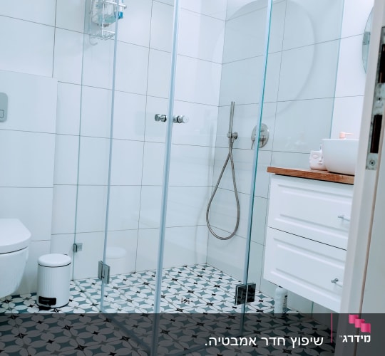 מקלחון זכוכית עם ראש מקלחת מודרני ורצפת אריחים מעוצבת